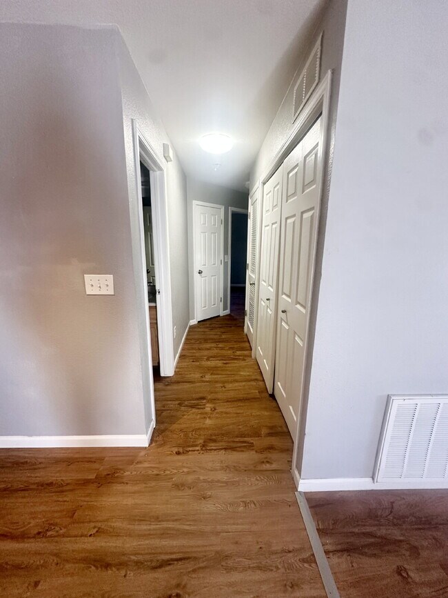 Building Photo - 216 Country West Rd