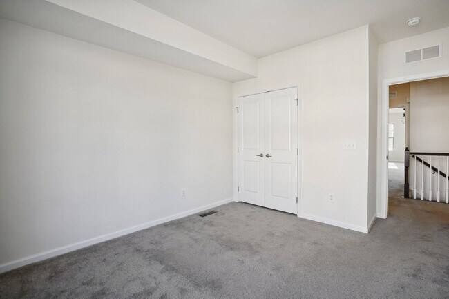 Building Photo - Stunning 2-Level Townhouse Condo in Sought...