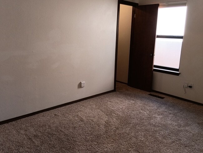 Building Photo - 4 Bedroom, 3 Bathroom Home! Schedule a Sho...