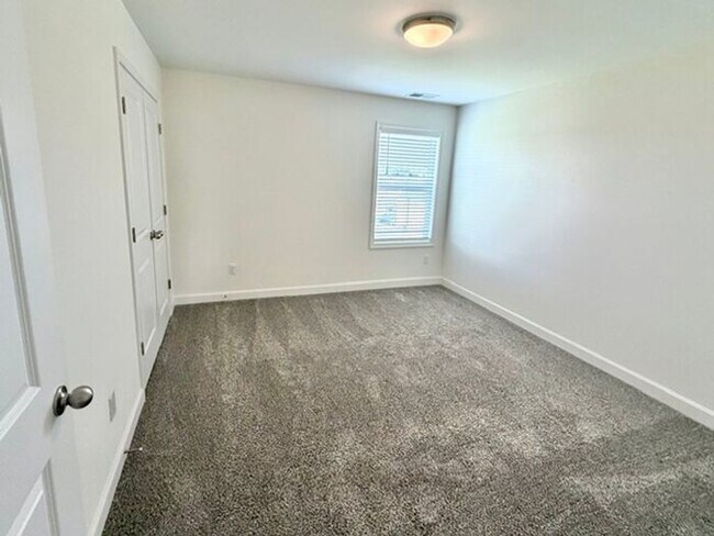 Building Photo - Now Leasing a 4-bedroom 25 bath home in Oakland.