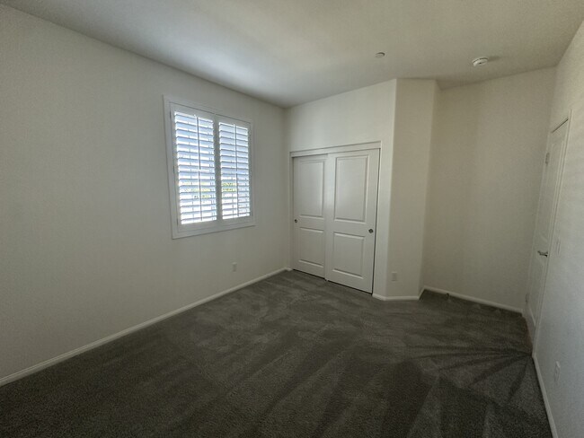 Building Photo - 5617 Buckthorn Ct