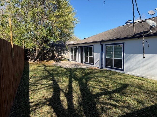 Building Photo - 2218 Round Lake Dr