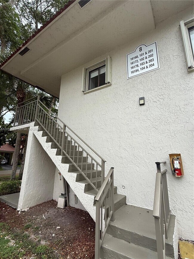 Building Photo - 16184 Laurel Dr