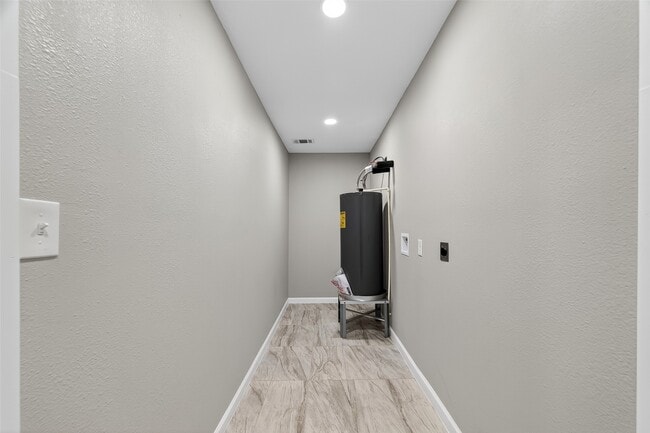 Building Photo - 7814 Pin Oak Dr