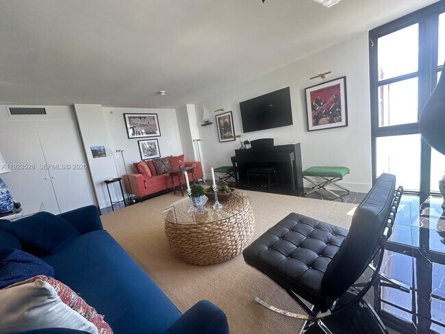Building Photo - 2555 Collins Ave
