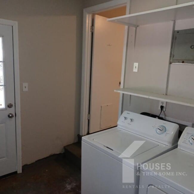 Building Photo - 218 Singing Woods Ln