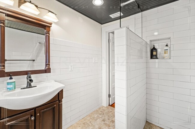 Building Photo - Beautiful Victorian Home in the Heart of S...