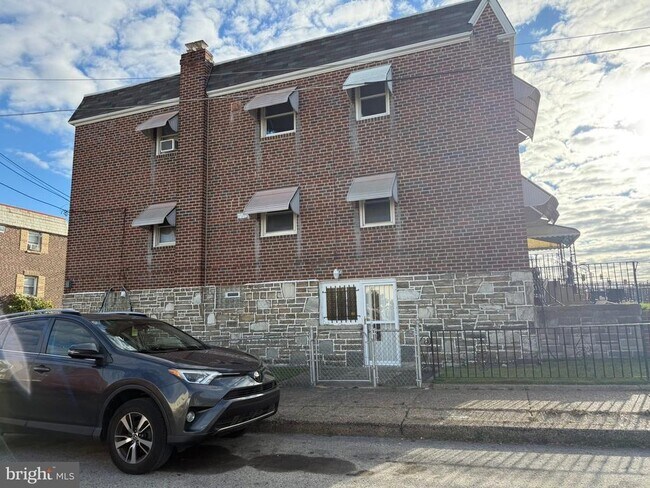 Building Photo - 1113 E Hunting Park Ave