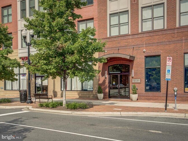 Building Photo - 1107 S Walter Reed Dr