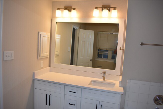 Building Photo - 16048 Limestone Lake Dr