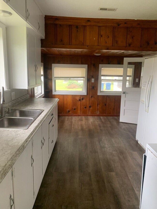 Building Photo - LEASETAKEOVER: NO DEPOSIT NEEDED!!!!  Adorable and large 3 bedroom house with screen in Porch! Ap...