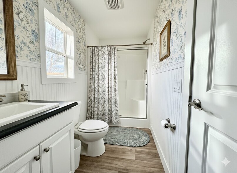 Building Photo - 16 Rainier St N