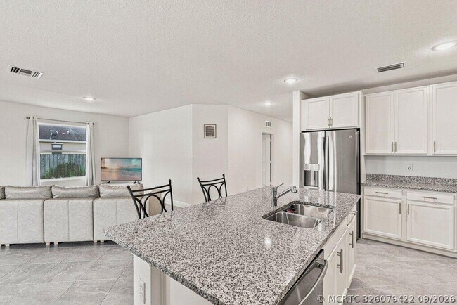 Building Photo - 226 SW Milburn Cir