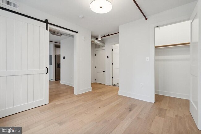 Building Photo - 901 King St