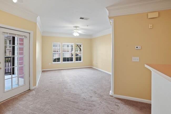 Building Photo - 2 bedroo 2-bathroom ground floor with screened patio for rent Wilmington Island