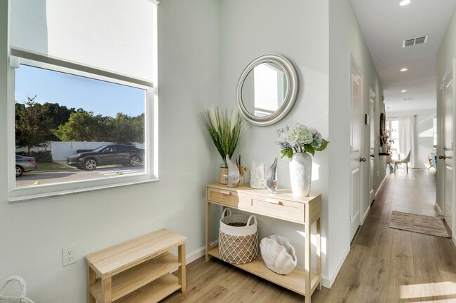 Building Photo - 5719 SE Edgewater Cir