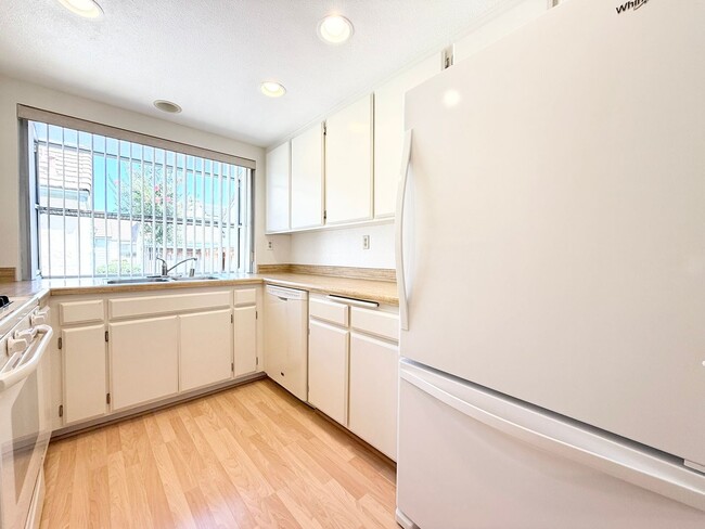 Building Photo - Single Story Townhome in Escondido!