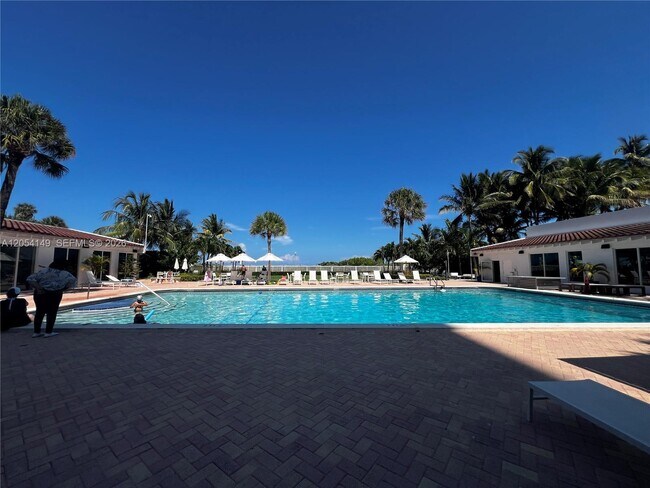 Building Photo - 2457 Collins Ave
