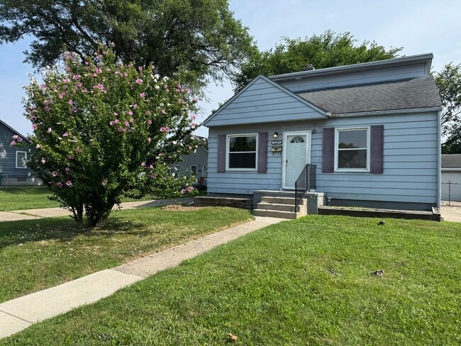 Primary Photo - Gorgeous 3 bed 2 bath Eastpointe bungalow ...