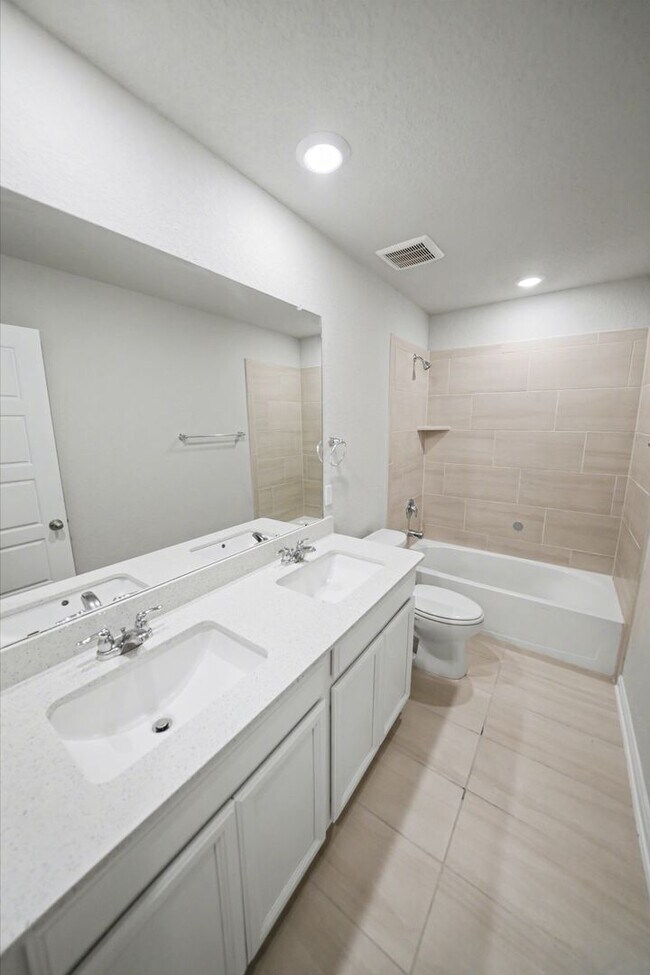 Building Photo - Stylish & Spacious 5-Bed in Prime Schertz Location! - Realtor Commission: $500