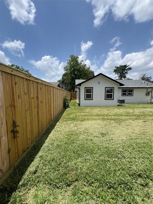 Building Photo - 7613 Lady St