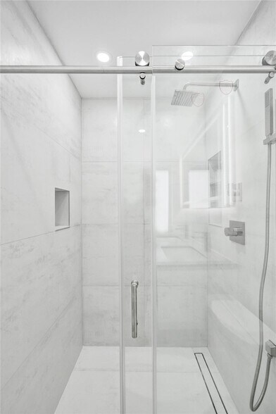 Building Photo - 1960 SE 5th Ct