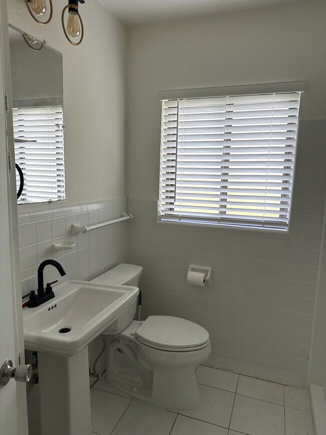 Building Photo - 1208 Crescent St