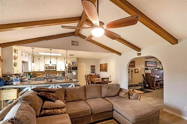 Building Photo - Beautiful 4 Bedroom/2 Bath Home