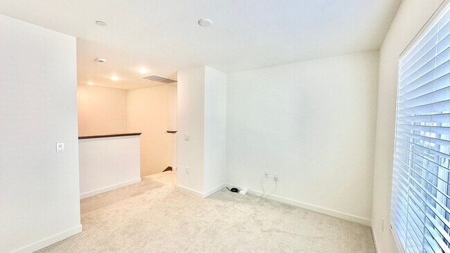 Building Photo - Beautiful, Newer Construction Home in Desi...