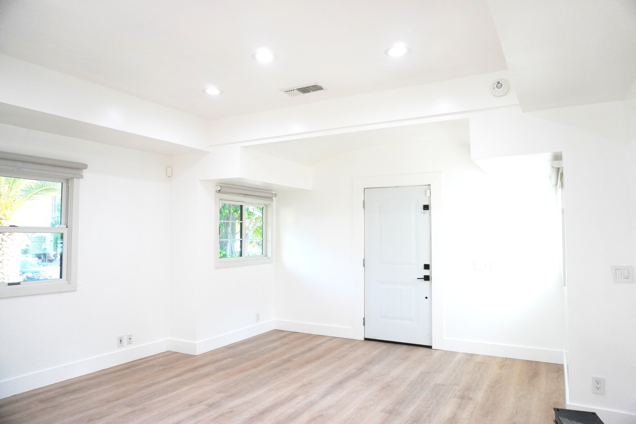 Living room - 1120 S Barrington Ave