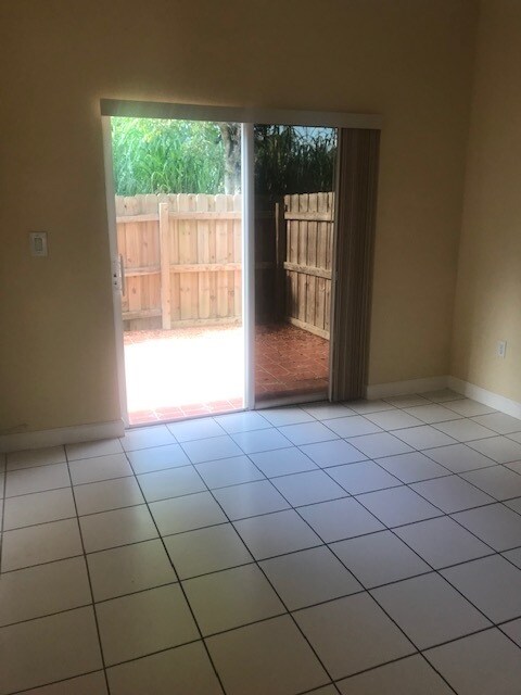 Family Room - 1677 SE 27th Ct