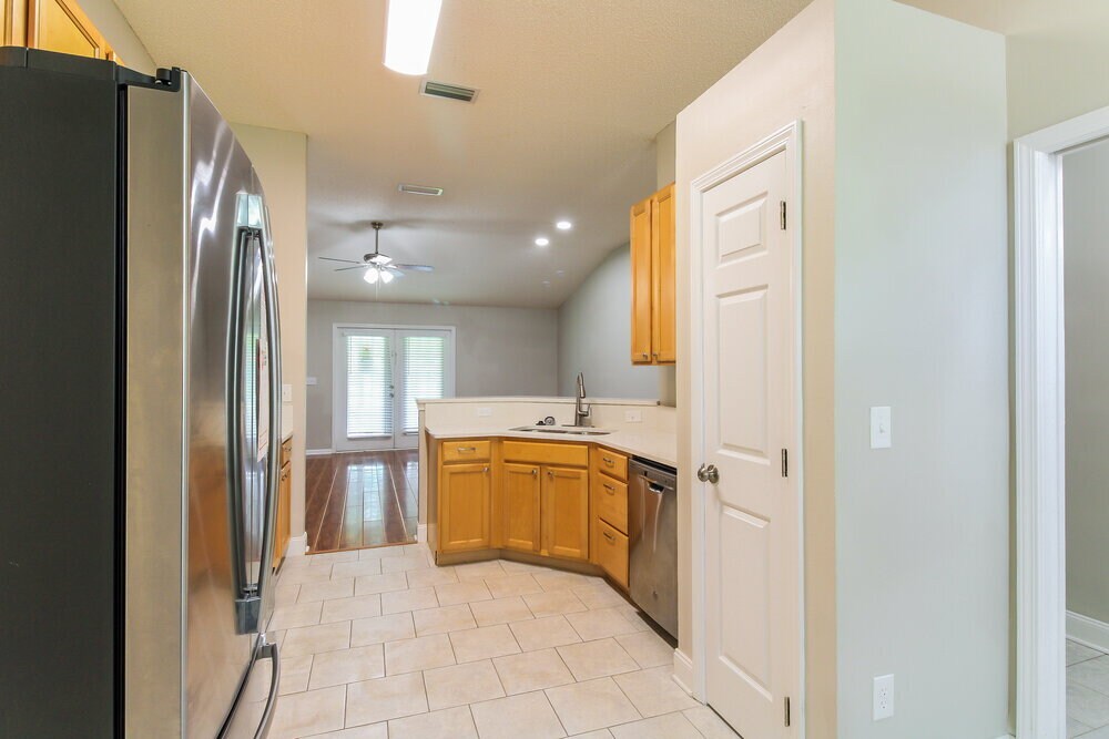 Building Photo - 717 S Lake Cunningham Ave