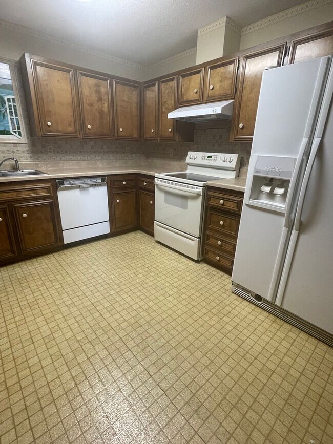 Building Photo - Two Bedroom Townhouse Near the Cajundome!