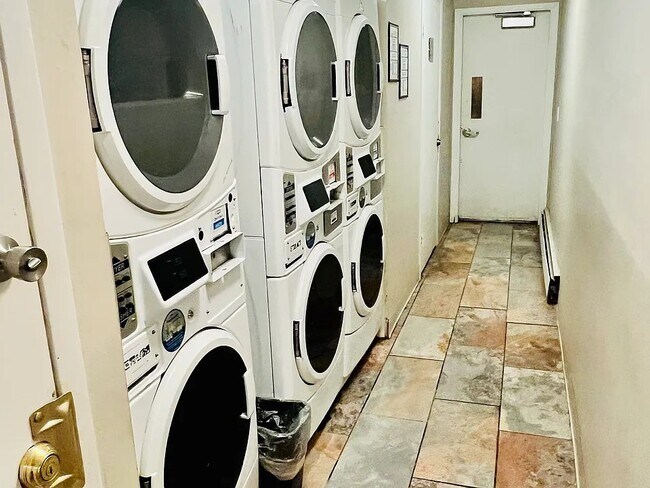 Building Photo - Apex 980