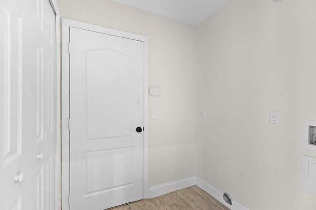 Building Photo - 2141 SW Bayshore Blvd