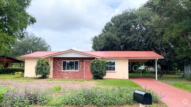 Building Photo - Charming 3-Bedroom Home with Spacious Back...