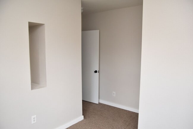 Building Photo - 3 Bedroom 1.5 Bath Hilltop 2 Story Home