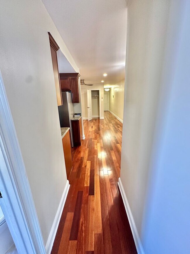 Building Photo - Enchanting Eckington 1 Bedroom Modern Condo w/Washer & Dryer