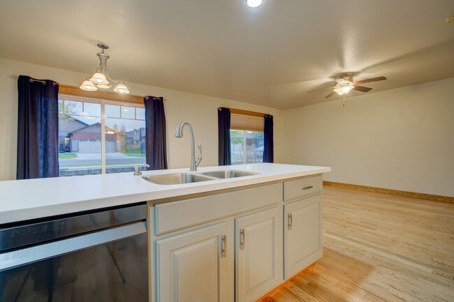 Building Photo - Laurel Glen Condo For Lease