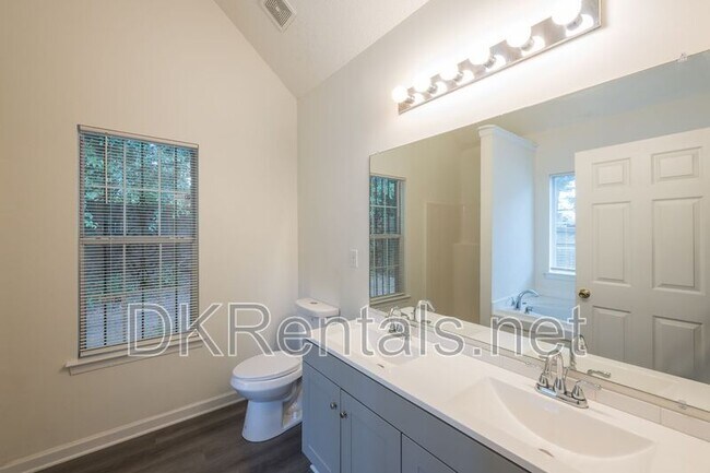 Building Photo - 5689 Isleworth Way