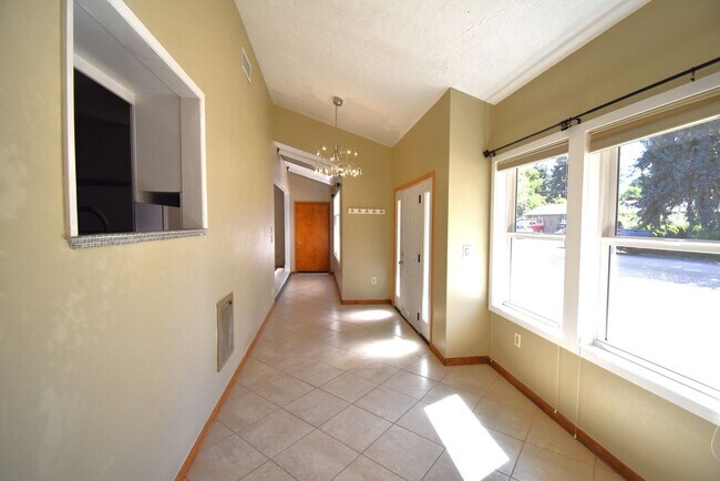 Building Photo - Desirable North Albany home.