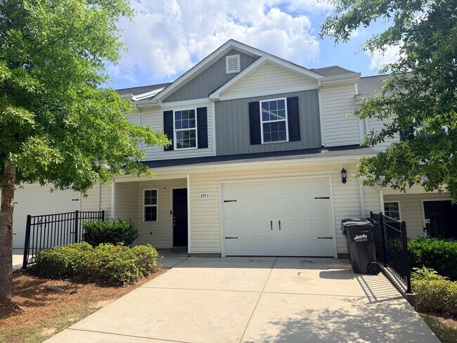 Building Photo - Lovely 3 bedroom/2.5 bath townhome