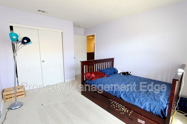 Building Photo - 41905 Davenport Way