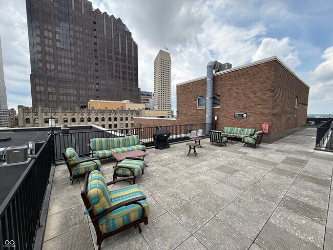 Building Photo - 350 N Meridian St
