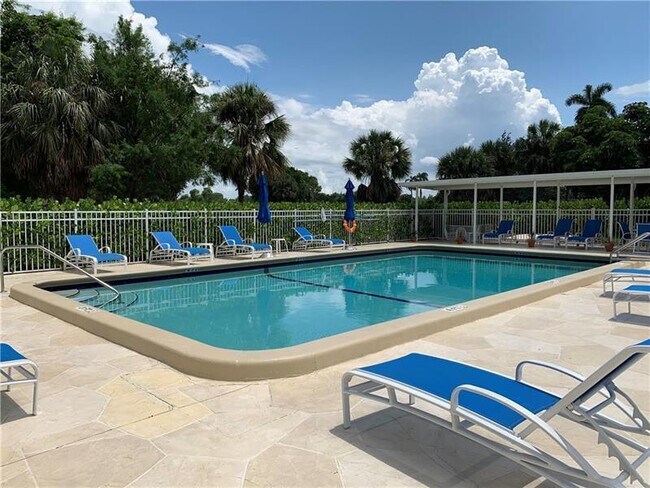 Building Photo - 250 Jacaranda Dr