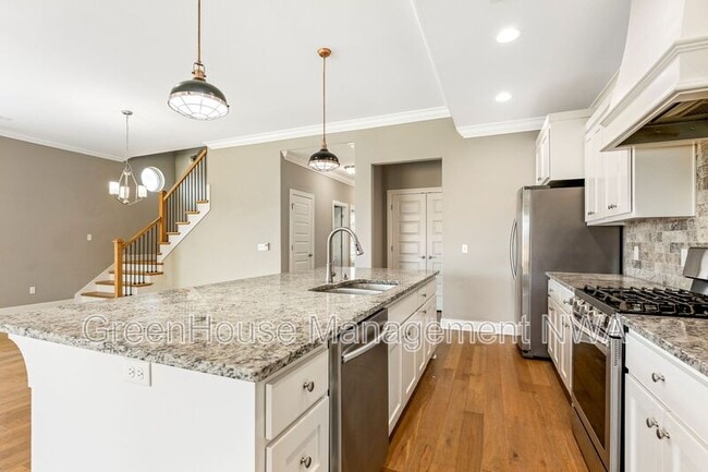 Building Photo - 3702 SW Mistletoe Ave