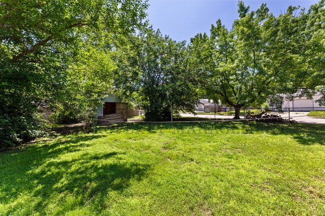 Building Photo - 2062 Poplar St