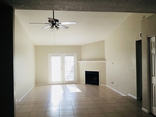 Building Photo - 2 bed 2 bath Town-home Gated  in Central Phoenix!