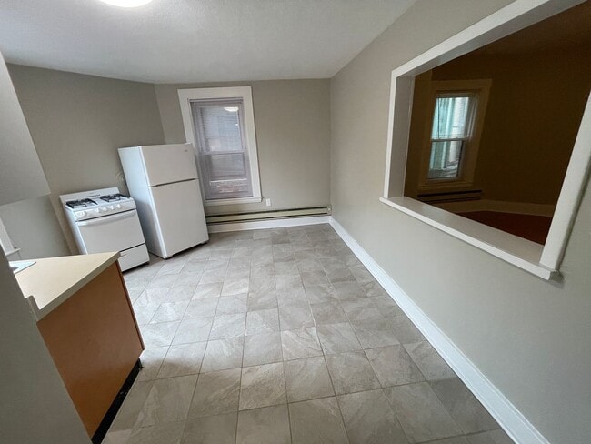 Building Photo - One Bedroom ** Newton Highlands Village ~ MBTA GL-D