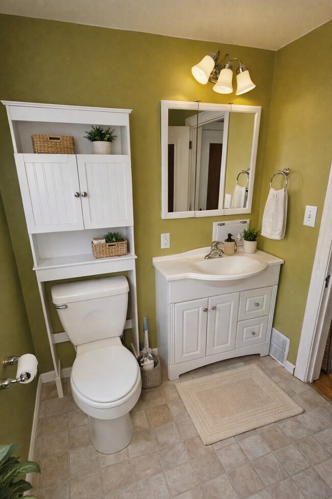 Building Photo - 3 Bedroom 1.5 Bath **Coming Soon**